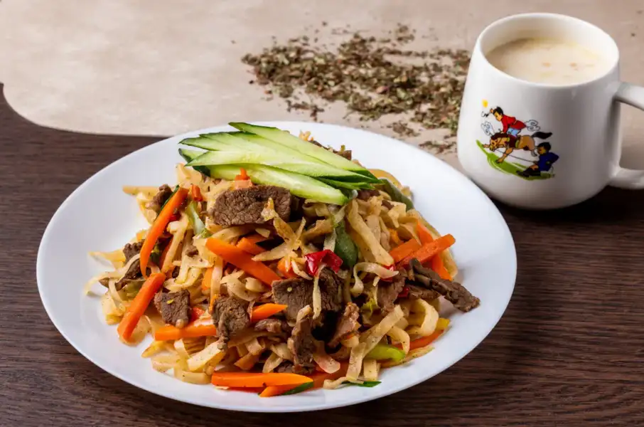 【自家製麺使用】羊肉または牛肉から選べる手作り焼きうどん「ツォイバン」