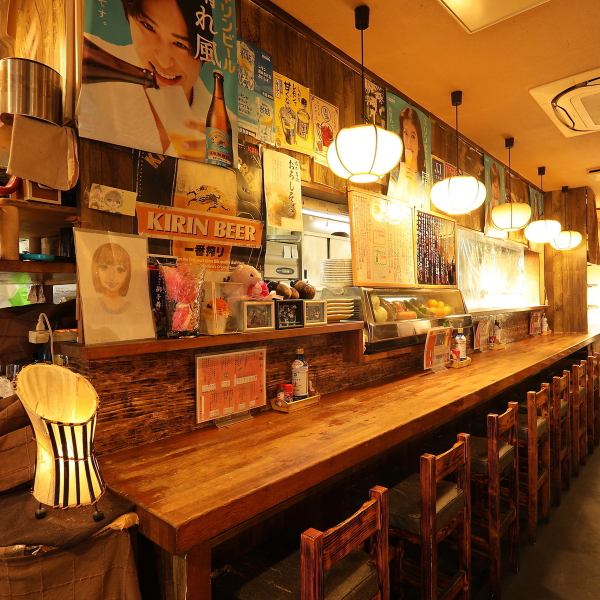 店内には、調理風景を眺めながら楽しめるカウンター席と、ゆったり寛げるお座敷席・掘りごたつ席をご用意しています。お座敷席は足を伸ばしてリラックスできるので、お子様連れのご家族や、最大30名様までの大人数の宴会にも最適です！掘りごたつ席では足を下ろせてストレスなくお過ごしいただけます♪