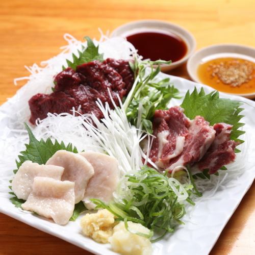 【極上の逸品】赤身から脂まで！新鮮な馬刺しの食べ比べをどうぞ♪