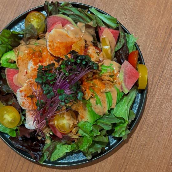 野菜がたっぷり入っているサラダはとってもカラフルです♪