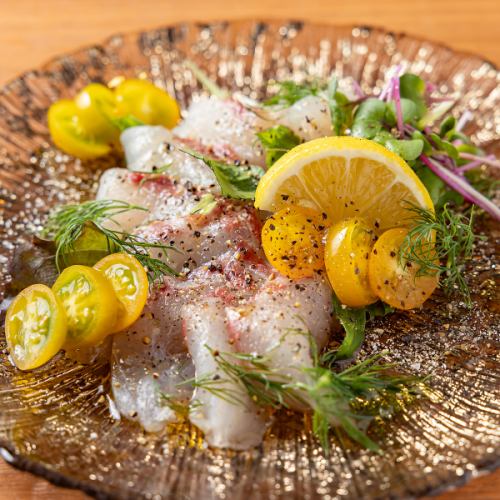 毎朝仕入れる鮮度抜群の魚を堪能♪「今日のおすすめ鮮魚のカルパッチョ」