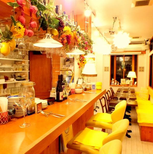 Counter seats.Counter seats full of decorations with the concept of Capri, as if you were in Italy.Feel free to use from one person.[Karasuma / Gojo / Italian / Bar / Women's Association / Anniversary / Date / Birthday / Lunch / One person / Takeout]