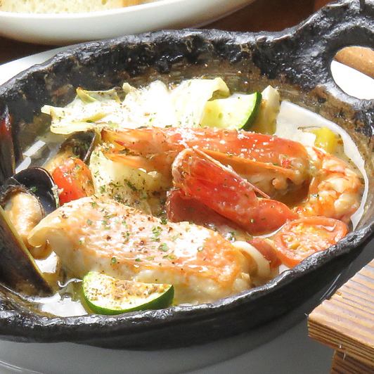 Sea bream and seafood stewed with aqua pazza