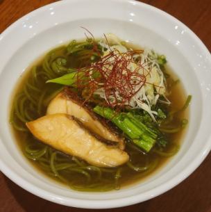 甜辣燉鯛魚和美味的湯茶蕎麥麵