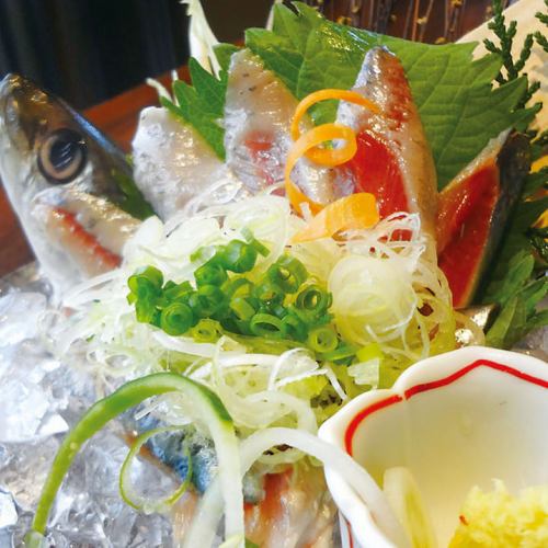 Fresh fish selected by a broker from Toyosu is available at a cheap price of 500 yen