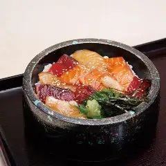 ランチタイムは海鮮漬け丼が大人気！