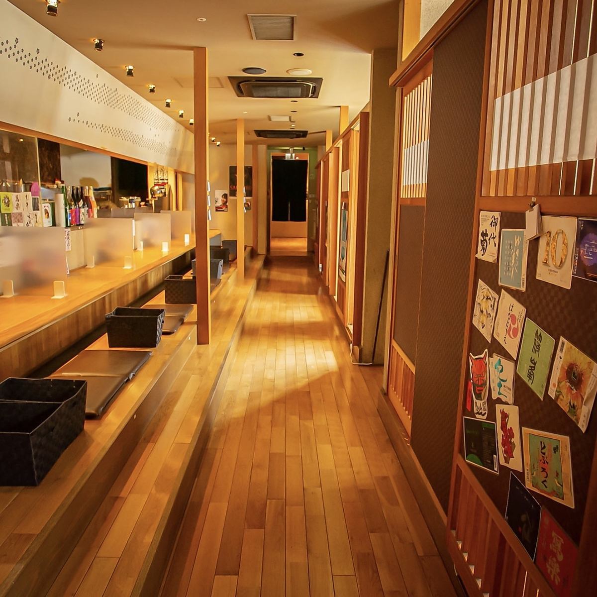 Enjoy the restaurant's sake at the spacious counter seats.