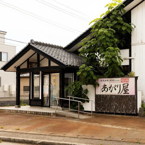 落ち着いた雰囲気の店内にはゆったり座れる掘りごたつ席やお座敷のお席をご用意。足を伸ばしてくつろぎながら、おいしい焼肉をゆっくり楽しめる空間で、カップルやご友人、ご家族連れや宴会にもぴったりです。