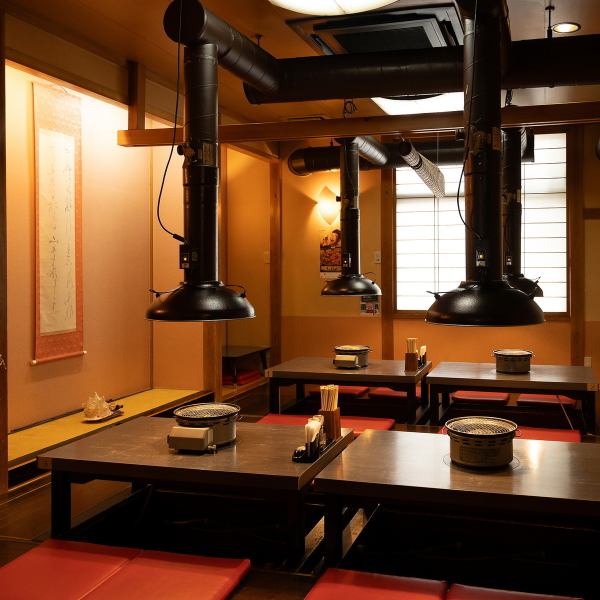 ゆとりのある店内でにぎやかさの中にも居心地の良さを感じられます。少人数のお食事はもちろん、大人数での宴会にも対応できる広々とした空間が魅力です