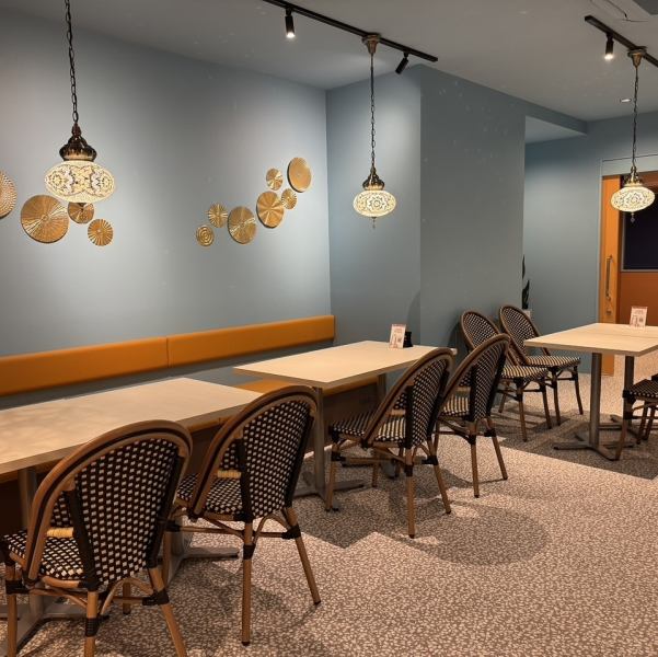 【落ち着いたインテリア】喫茶クレタケの２階席はカラフルなインテリアが特徴で、シンプルでありながらも居心地の良い空間を提供しています。アットホームな雰囲気の中、ゆったりとした時間を過ごすことができます。