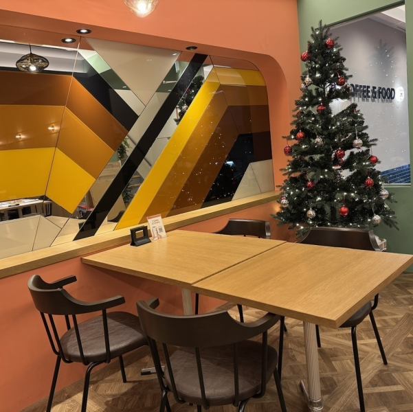 【ゆっくり過ごせるテーブル席】1階席は木のぬくもりとやわらかなグリーンが調和したテーブル席中心の空間です。また、階段を上がった先には開放感のある2階席もご用意しております。