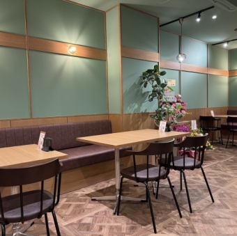 １階・２階席は4名様がけのテーブル席を用意しております。