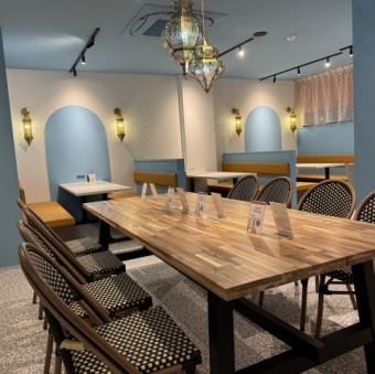 1階席中央に大テーブル（最大８席）を用意しております。グループでのご利用に最適です。