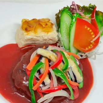 ハンバーグステーキ （デミグラスソース仕上げ・野菜素揚げ付）