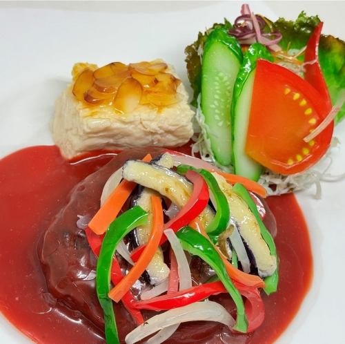 ハンバーグステーキ （デミグラスソース仕上げ・野菜素揚げ付）