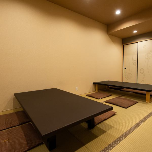 【ゆったりとできる和の空間】畳の個室座敷。和の空間でゆったりとしていただけます。4名様～最大24名様まで少人数でも大人数でもお使いいただけます！小さなお子様連れも畳なので安心です。