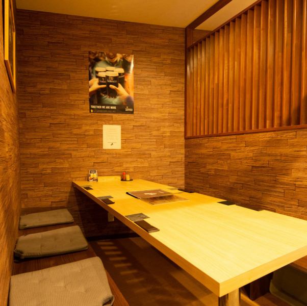 【友人との飲み会などに】5名様、4名様でお使いいただける半個室のお席をご用意。友人との飲み会や女子会など、普段使いから様々なシーンにどうぞお使いください。