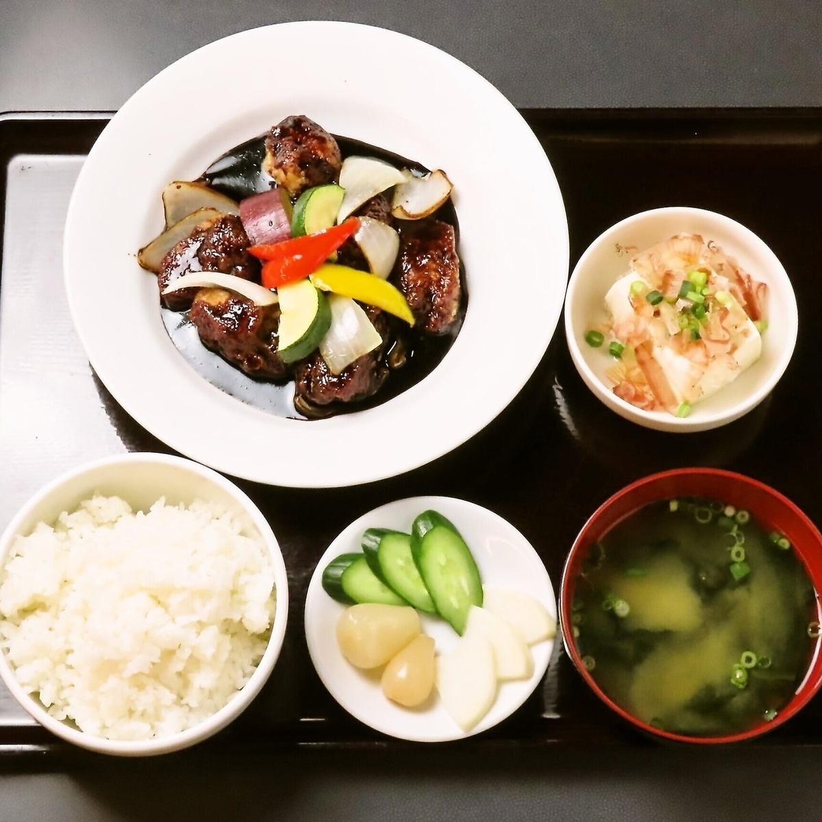 豚肉と野菜の黒酢あんやお刺身など、豊富な定食＆中華が自慢！