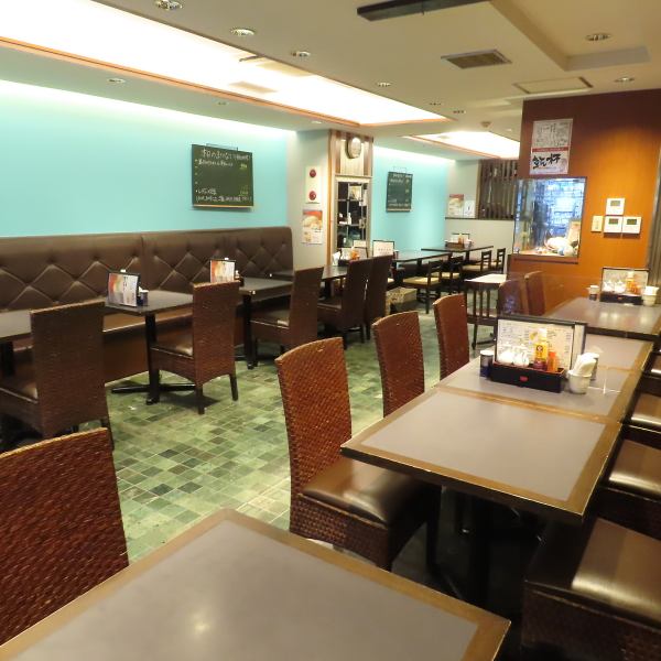 【◆和モダンな雰囲気◆】当店は、ブラウンを基調とした統一感のある家具から感じる落ち着きの雰囲気と、ターコイズブルーの壁で明るさをかけあわせた、和モダンな空間となっております！とてもアットホームで、明るく元気なお店となっているので、お一人様でも入りやすい♪様々な人数で使えるテーブル席は、宴会に◎