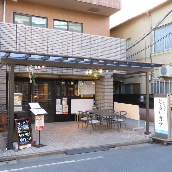 【◆綾瀬駅からすぐ♪◆】当店は、東京メトロ千代田線，ＪＲ常磐線各駅停車「綾瀬駅東口(南)」より徒歩約1分の好立地！駅からのアクセスが抜群のお店のため、仕事帰りの一杯や買い物ついでのランチなど、急なご来店も大歓迎！ぜひ近くを立ち寄った際は、お気軽にご来店ください。スタッフ一同、お待ちしております！