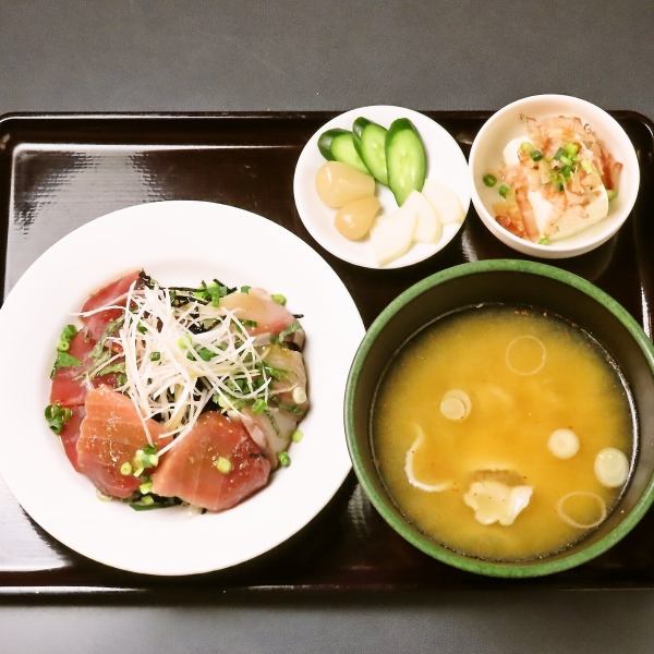 【◆市場直送◆】中華だけではない！毎日届く鮮魚とオリジナルのタレが美味しい、特製うまたれ海鮮丼