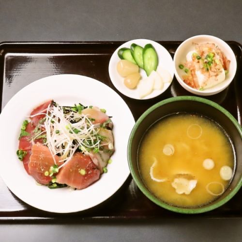 【◆市場直送◆】中華だけではない！毎日届く鮮魚とオリジナルのタレが美味しい、特製うまたれ海鮮丼