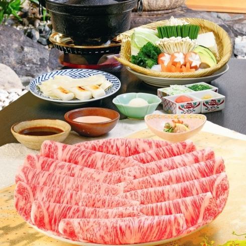 請在涮涮鍋和壽喜燒中享用精心挑選的優質牛肉。