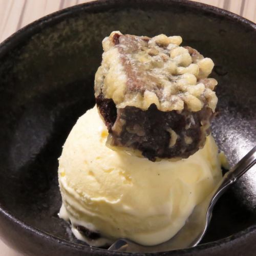 Gateau chocolate tempura with vanilla ice cream