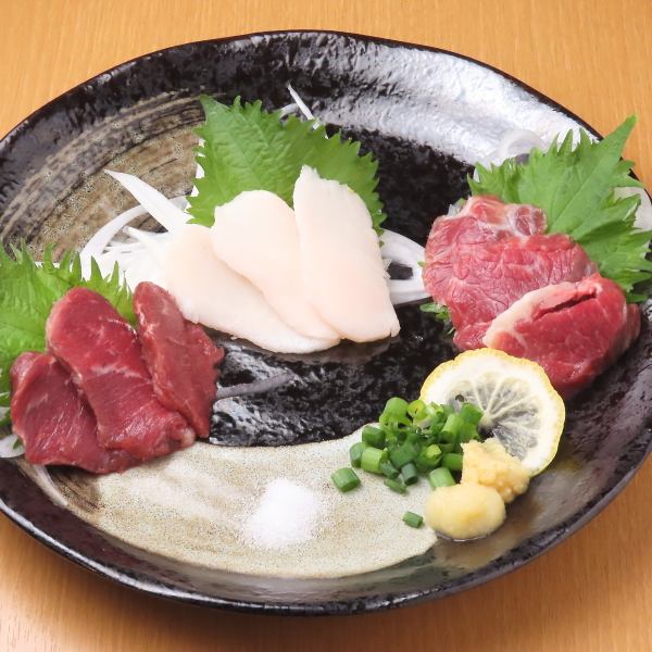 [◆◇馬肉生魚片拼盤◇◆] 從熊本直送的馬肉生魚片拼盤與清酒非常搭配！
