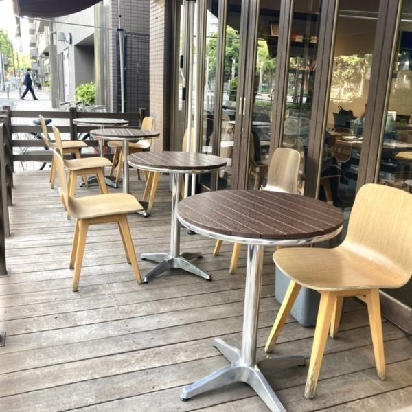 【テラスもあって、開放的な空間でゆったりとお食事】沖縄を想起させるようなテラス席もご用意。晴れの日は様々なお客様がご利用されており、開放的空間で沖縄料理をご堪能いただけます。