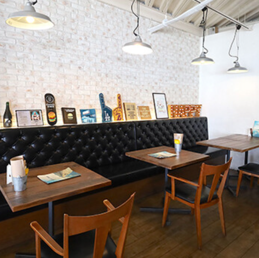 【テーブル2名様用を10卓ご用意】使い勝手の良いテーブル席をご用意しております。友人や大切な人と心ゆくまで語らい、楽しいひとときをお過ごしいただけます。プライベート感も大切にした空間で、思い出に残る時間を演出します。多彩な料理やドリンクメニューも充実しており、皆様のご要望にお応えいたします！