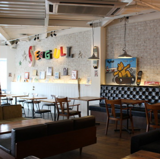 【ソファー席4名様用と6名様用をご用意】サーフスタイルの家具や装飾にこだわった店内は、居心地の良さとオシャレな雰囲気が魅力です。最大50名様までご利用可能なので、ウェディング二次会や女子会、同窓会など、各種パーティーにぴったり！アットホームな空間で、大切な人との特別な時間をお楽しみください。