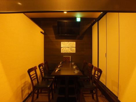 您可以在平静的氛围中放松身心的空间。对于宴会，我们有一个私人榻榻米房间和一个私人餐桌房间。提早预约...