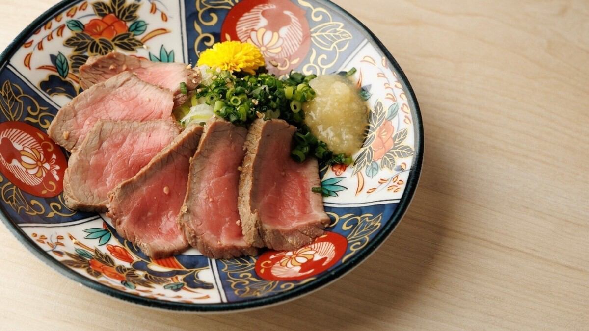 上質な赤身を使用した牛もものたたきポン酢は一度口にしたらおかわり必須のこだわりの逸品です！