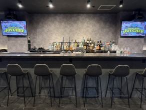 ライブ感あふれるキッチンを目の前に臨むカウンター席は、お一人様やカップルでのご利用に大変人気のあるお席です。調理の音や食欲をそそる香りを間近で感じながら、五感で美味しいお料理をお楽しみいただけます。スタッフとの気軽な会話も弾む特等席で、当店ならではの臨場感と温かいおもてなしをご堪能ください。