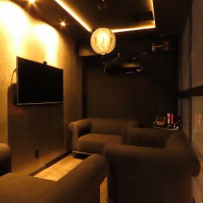 大切な記念日のお祝いや、ビジネスでのご接待など、特別な日のご利用に最適なプライベート空間です。周囲の喧騒から離れ、落ち着いた和やかな雰囲気の中で、大切な方との心温まる時間をお過ごしいただけます。お客様だけの貸切空間となっておりますので、心ゆくまでゆっくりと自慢のお料理と楽しい会話をお楽しみください。