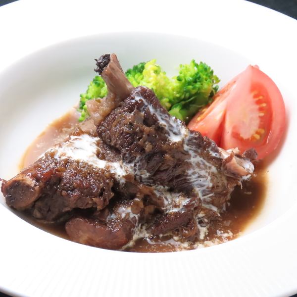 厳選された骨付き肉を特製赤ワインソースでじっくり煮込みました。口の中でホロホロと解ける至福の味わい。