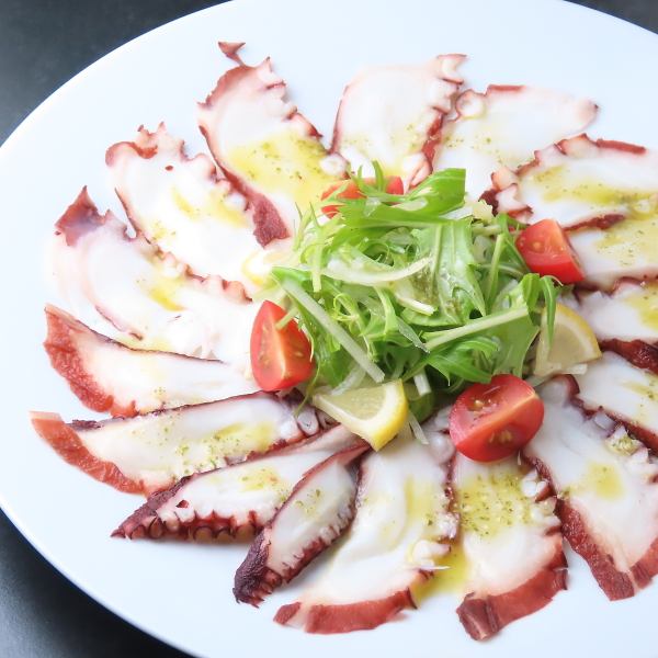 新鮮なタコのコリコリとした食感と、爽やかな特製ソースが絡み合う。乾杯のお供に最適な絶品カルパッチョ。