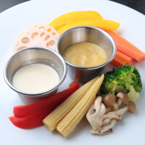 旬の新鮮な彩り野菜を特製の熱々ソースで。素材の甘みを存分に味わう一皿。女性人気の高い一品です◎