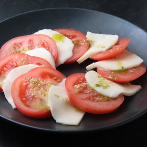 完熟トマトとモッツァレラのカプレーゼ