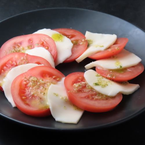 完熟トマトとモッツァレラのカプレーゼ