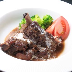 骨付きスペアリブの赤ワイン煮込み