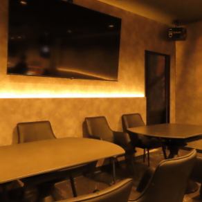 華やかなパーティーや結婚式の二次会に！35名様までの「フロア貸切」でプライベートに楽しむのも、40～100名様で「店舗貸切」にして盛大にお祝いするのも自由自在。レイアウトの変更も可能なので、理想のオリジナルパーティーが叶います。経験豊富なスタッフがご要望に寄り添い、最高の一日をプロデュ―ス。