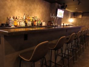 スタッフとの距離が近く、気軽な会話も楽しめるカウンター席は、お一人様はもちろんご友人同士やデート利用にも人気のお席です。目の前で作られるドリンクを眺めながら、お酒と会話をゆったり楽しめる大人の空間。当店ならではの心地よい雰囲気の中で、特別なひとときをお過ごしください。
