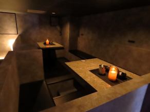 ワンランク上のひとときを味わえる大人気のロフト席。店内を見下ろせる見晴らしの良さと、屋根裏部屋のようなおこもり感が魅力です。独立した空間になっているため、周りを気にせずワイワイ盛り上がりたい女子会や誕生日会に大活躍！非日常感あふれる特別なお席で、思い出に残る楽しい夜をお過ごしください。