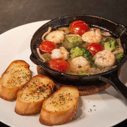 熱々アヒージョと新鮮魚介！深夜に楽しむイタリアンバル