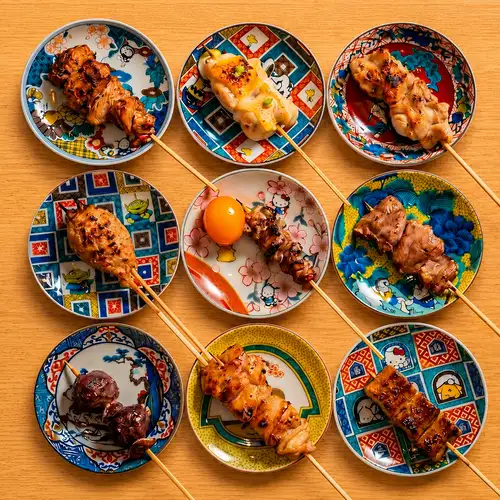 【極上炭火焼き鳥】熟練の職人が一串ずつ丁寧に焼き上げる、厳選鶏の香ばしさと旨味溢れる至高の盛り合わせ