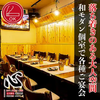 ゆったりとリラックスできる空間を提供いたします。新宿の喧騒を忘れさせるようなモダンなラグジュアリー空間。団体様の貸切宴会も承っております。落ち着ける店内を貸し切っての寛ぎのひとときをお過ごしください。宴会にオススメのコースも多数ご用意。