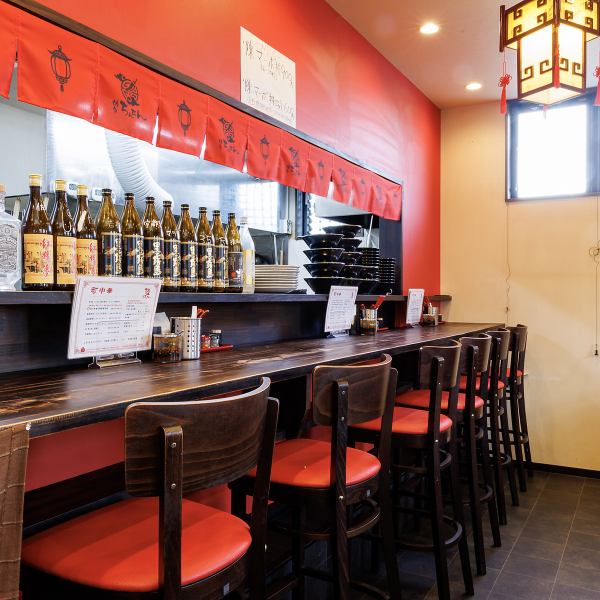 お一人様でも気軽に立ち寄れるカウンター席を6席ご用意しております◎中国風の赤と黒を基調とした落ち着いた空間で、本格四川料理の定食や、ちょい飲みを楽しむことができます♪お仕事帰りのサク飯や、時間を気にせずゆっくりと食事を楽しみたい時に最適です。ゆったりとお食事の時間を満喫してください!