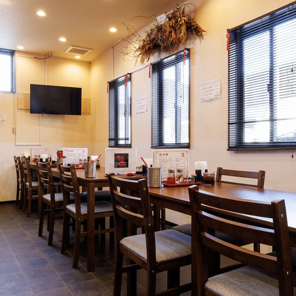 広々としたテーブル席は2名掛けが6卓ございます。ご友人やご家族とのお食事、デートなど、幅広いシーンでご利用いただけます◎店内は開放的ですっきりとしたアットホームな雰囲気♪ベビーカーでの入店も可能ですので、お子様連れのママ会やご家族でのランチ・ディナーにもぴったりです!ぜひお気軽にお越しください!